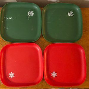 Tupperware plastic Plates set of 4 red/green